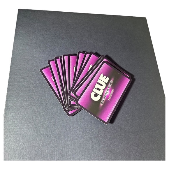 2009 Hasbro Games Clue: Secrets and Spies Family Board Game - Picture 8 of 13